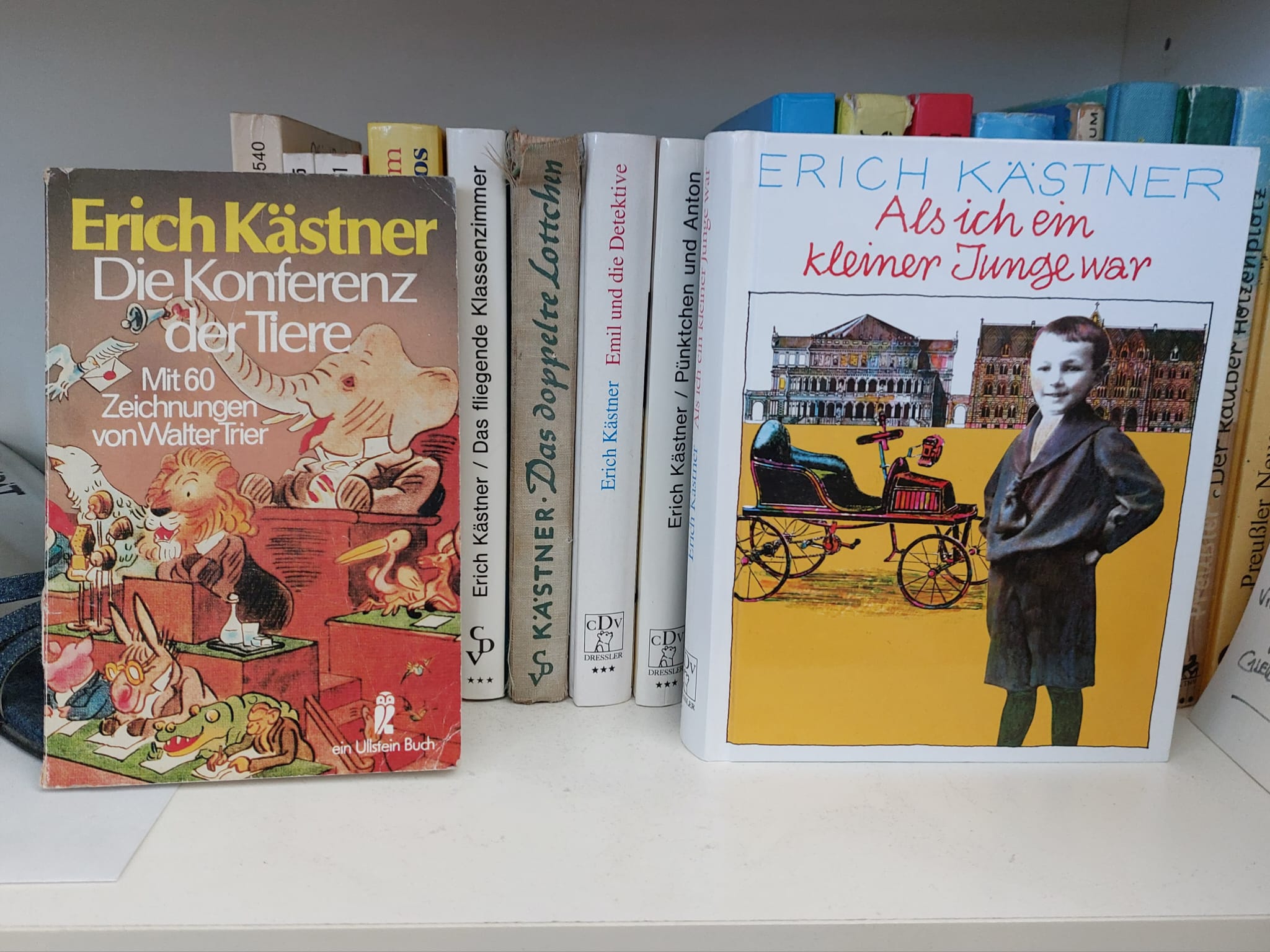 Mehrere Bücher von Erich Kästner. Zwei in der Frontalansicht.